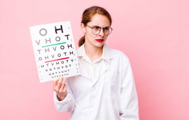 Genç, güzel bir kadın üzgün, üzgün ya da kızgın hissediyor ve yan tarafa bakıyor. Optik görüş testi konsepti. Mikroskop konseptine sahip bilim adamı