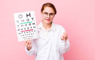 Genç ve güzel bir kadın kapiş ya da para hareketi yapıyor, sana ödemeni söylüyor. Optik görüş testi konsepti. Mikroskop konseptine sahip bilim adamı