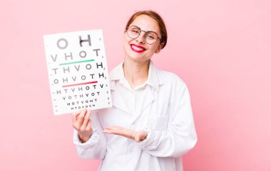 Genç, güzel bir kadın neşeyle gülümsüyor, mutlu hissediyor ve bir konsept gösteriyor. Optik görüş testi konsepti. Mikroskop konseptine sahip bilim adamı