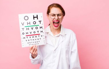 Genç ve güzel bir kadın agresif bir şekilde bağırıyor, çok kızgın görünüyor. Optik görüş testi konsepti. Mikroskop konseptine sahip bilim adamı