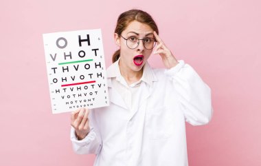 Genç, güzel bir kadın şaşırmış görünüyor, yeni bir düşünce, fikir ya da konsept fark ediyor. Optik görüş testi konsepti. Mikroskop konseptine sahip bilim adamı