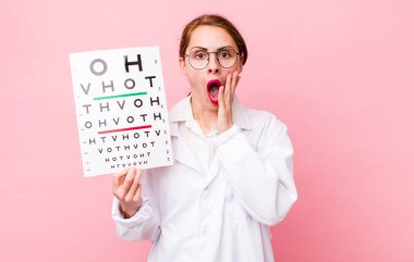 Genç ve güzel bir kadın şok olmuş ve korkmuş hissediyor. Optik görüş testi konsepti. Mikroskop konseptine sahip bilim adamı