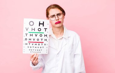 Genç, güzel bir kadın üzgün ve mızmızlanıyor. Mutsuz bir bakışı var ve ağlıyor. Optik görüş testi konsepti. Mikroskop konseptine sahip bilim adamı