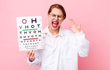 Genç ve güzel bir kadın mutsuz ve stresli görünüyor, intihar jesti silah işareti yapıyor. Optik görüş testi konsepti. Mikroskop konseptine sahip bilim adamı