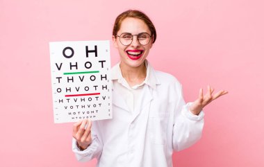 Genç, güzel bir kadın kendini mutlu hissediyor. Bir çözüm ya da fikir bulduğuna şaşırıyor. Optik görüş testi konsepti. Mikroskop konseptine sahip bilim adamı