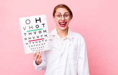 Genç ve güzel bir kadın mutlu ve hoş bir şekilde şaşırmış görünüyor. Optik görüş testi konsepti. Mikroskop konseptine sahip bilim adamı