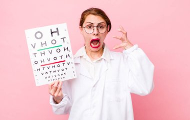 Genç ve güzel bir kadın ellerini havaya kaldırarak çığlık atıyor. Optik görüş testi konsepti. Mikroskop konseptine sahip bilim adamı