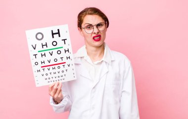 Genç ve güzel bir kadın şaşkın ve şaşkın hissediyor. Optik görüş testi konsepti. Mikroskop konseptine sahip bilim adamı