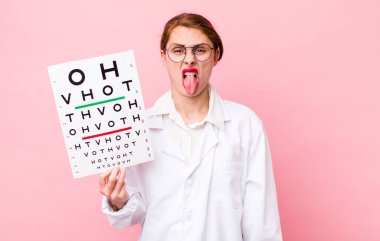 Genç ve güzel bir kadın iğreniyor, sinirleniyor ve dilini çıkarıyor. Optik görüş testi konsepti. Mikroskop konseptine sahip bilim adamı