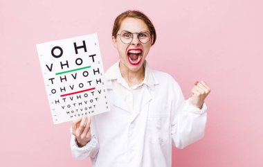 Genç ve güzel bir kadın sinirli bir ifadeyle agresif bir şekilde bağırıyor. Optik görüş testi konsepti. Mikroskop konseptine sahip bilim adamı