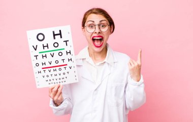 Genç ve güzel bir kadın bir fikri fark ettikten sonra mutlu ve heyecanlı bir dahi gibi hissediyor. Optik görüş testi konsepti. Mikroskop konseptine sahip bilim adamı