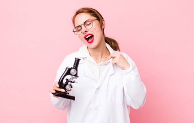 Genç ve güzel bir kadın stresli, endişeli, yorgun ve hayal kırıklığına uğramış hissediyor. Mikroskop konseptine sahip bilim adamı