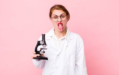 Genç ve güzel bir kadın iğreniyor, sinirleniyor ve dilini çıkarıyor. Mikroskop konseptine sahip bilim adamı