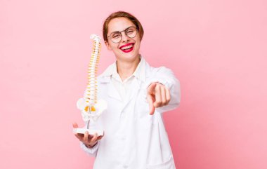 Genç ve güzel bir kadın kamerayı işaret ederek seni seçiyor. Omurga uzmanı konsepti