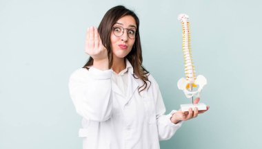 Genç ve güzel bir kadın kapiş ya da para hareketi yapıyor, sana ödemeni söylüyor. Omurga uzmanı konsepti