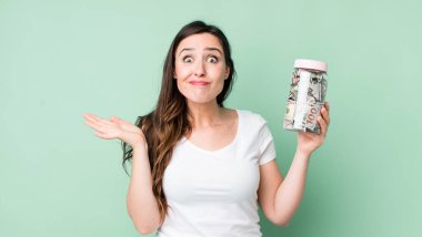 Genç ve güzel bir kadın şaşkın, şaşkın ve şüpheci hissediyor. kaydetme kavramı