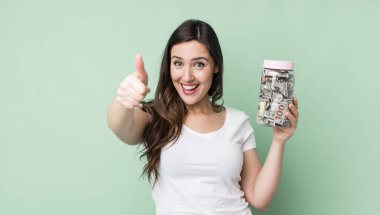 Genç ve güzel bir kadın gururlu, olumlu gülümsüyor. kaydetme kavramı