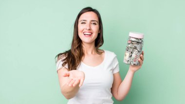 Genç ve güzel bir kadın arkadaşça gülümsüyor ve bir konsept sunuyor. kaydetme kavramı