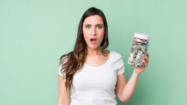 Genç ve güzel bir kadın çok şaşırmış ya da şaşkın görünüyor. kaydetme kavramı