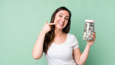 Genç ve güzel bir kadın, kendine güvenerek gülümsüyor. kaydetme kavramı