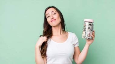 Genç ve güzel bir kadın kibirli, başarılı, pozitif ve gururlu görünüyor. kaydetme kavramı