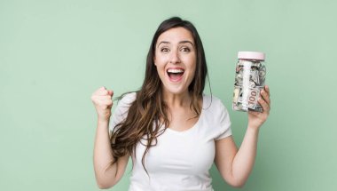 Genç ve güzel bir kadın sinirli bir ifadeyle agresif bir şekilde bağırıyor. kaydetme kavramı