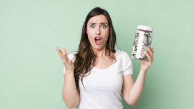 Genç ve güzel bir kadın şok olmuş ve şaşırmış hissediyor. kaydetme kavramı