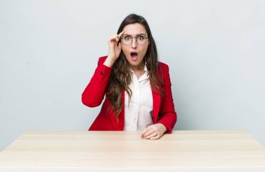 Genç, güzel bir kadın şaşırmış görünüyor, yeni bir düşünce, fikir ya da konsept fark ediyor. iş kavramı