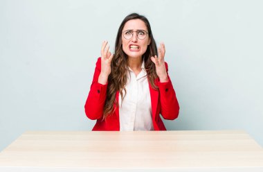 Genç ve güzel bir kadın umutsuz, hayal kırıklığına uğramış ve stresli görünüyor. iş kavramı