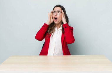 Genç ve güzel bir kadın kendini mutlu, heyecanlı ve şaşırmış hissediyor. iş kavramı