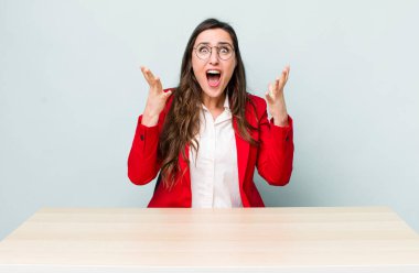 Genç ve güzel bir kadın şok olmuş ve şaşırmış hissediyor. iş kavramı