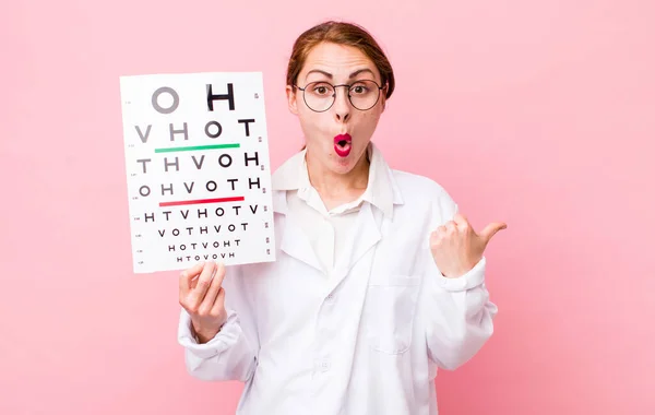 Jonge Mooie Vrouw Kijkt Verbaasd Ongeloof Optische Zichtbaarheidstest Wetenschapper Met — Stockfoto