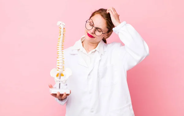 Young Pretty Woman Smiling Happily Daydreaming Doubting Spine Specialist Concept — Stockfoto