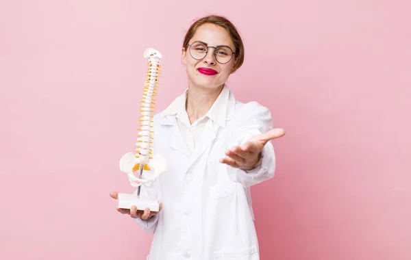 Young Pretty Woman Smiling Happily Friendly Offering Showing Concept Spine — Stockfoto