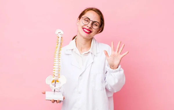Young Pretty Woman Smiling Looking Friendly Showing Number Five Spine — Stockfoto