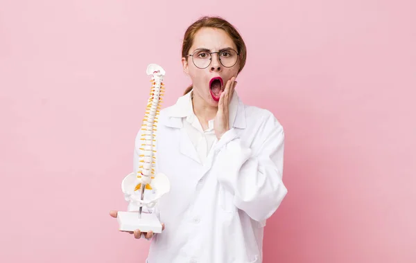 Young Pretty Woman Feeling Shocked Scared Spine Specialist Concept — Stockfoto