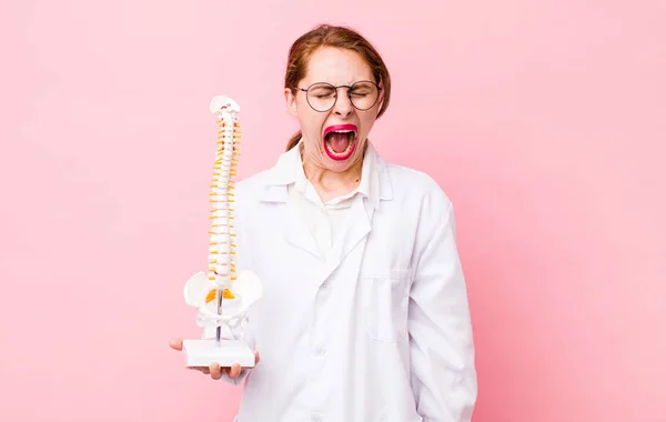 Young Pretty Woman Shouting Aggressively Looking Very Angry Spine Specialist — Stockfoto