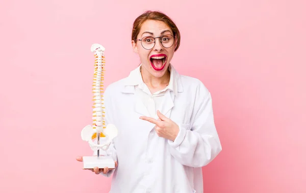 Young Pretty Woman Looking Excited Surprised Pointing Side Spine Specialist — Stockfoto