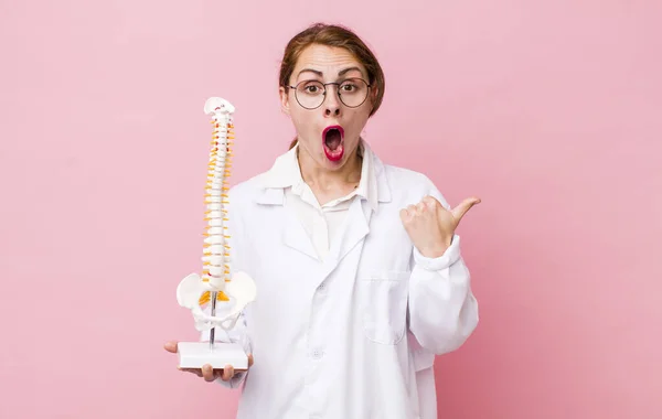 Young Pretty Woman Looking Astonished Disbelief Spine Specialist Concept — Stock Fotó