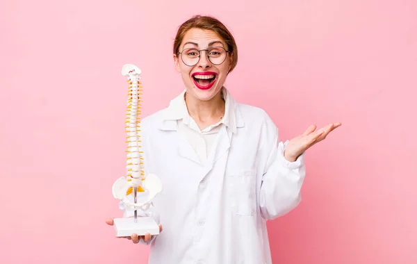 Young Pretty Woman Feeling Happy Surprised Realizing Solution Idea Spine — Stockfoto