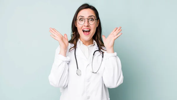 Young Pretty Woman Feeling Happy Astonished Something Unbelievable Physician Concept — Stockfoto