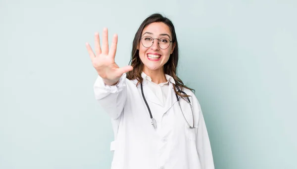 Young Pretty Woman Smiling Looking Friendly Showing Number Five Physician — Stockfoto