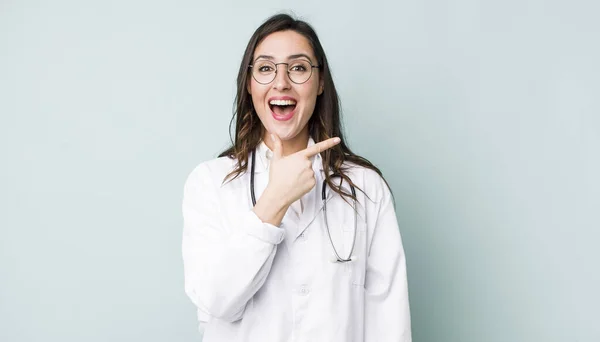 Young Pretty Woman Looking Excited Surprised Pointing Side Physician Concept — Stockfoto