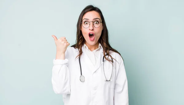 Young Pretty Woman Looking Astonished Disbelief Physician Concept — Stockfoto