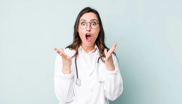 Young Pretty Woman Amazed Shocked Astonished Unbelievable Surprise Physician Concept — Stockfoto