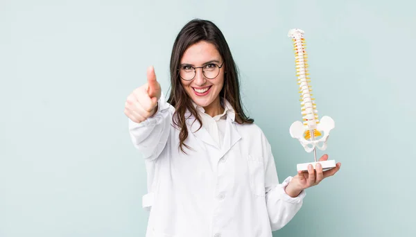 Young Pretty Woman Feeling Proud Smiling Positively Thumbs Spine Specialist — Stockfoto