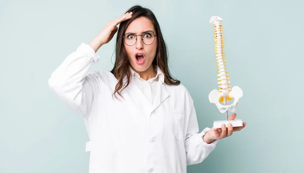 Young Pretty Woman Looking Happy Astonished Surprised Spine Specialist Concept — Stockfoto