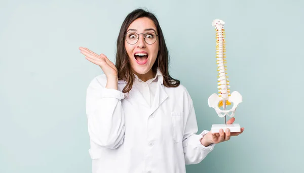 Young Pretty Woman Feeling Happy Astonished Something Unbelievable Spine Specialist — Stockfoto