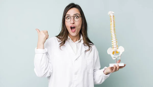 Young Pretty Woman Looking Astonished Disbelief Spine Specialist Concept — Stockfoto