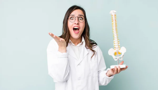 Young Pretty Woman Amazed Shocked Astonished Unbelievable Surprise Spine Specialist — Stockfoto